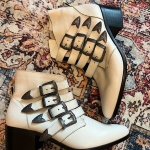 White Ankle Boots with Chic Design and Comfortable Fit